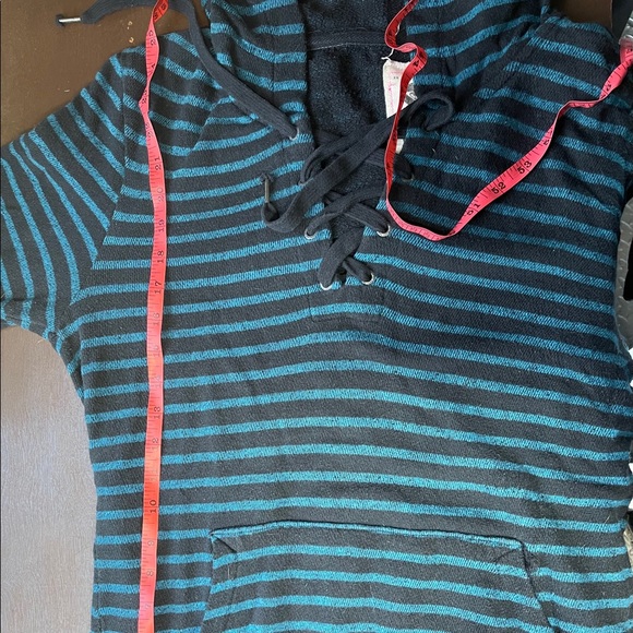 ๐
ก๐
๐
ง๐
จ ออStriped Surfer Hoodie - Picture 5 of 6
